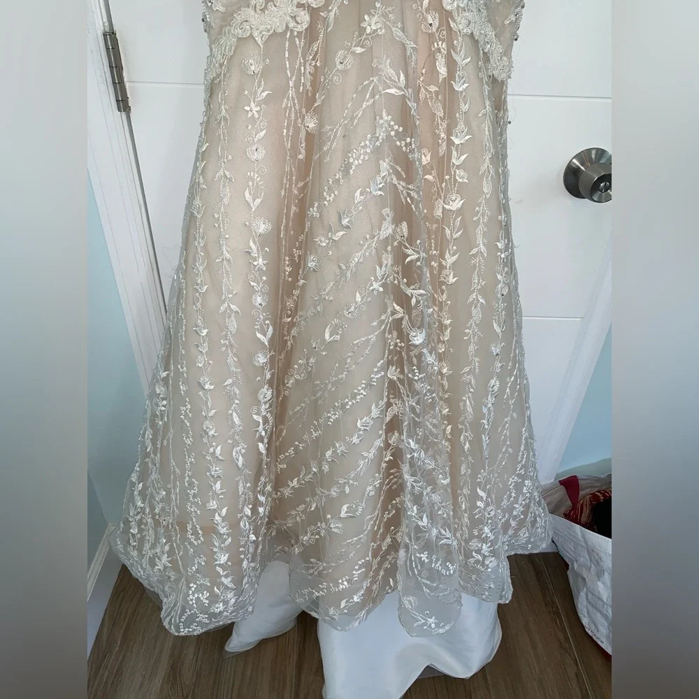 Milla Nova Briana Wedding Gown Lace 36 - Picture 12 of 13